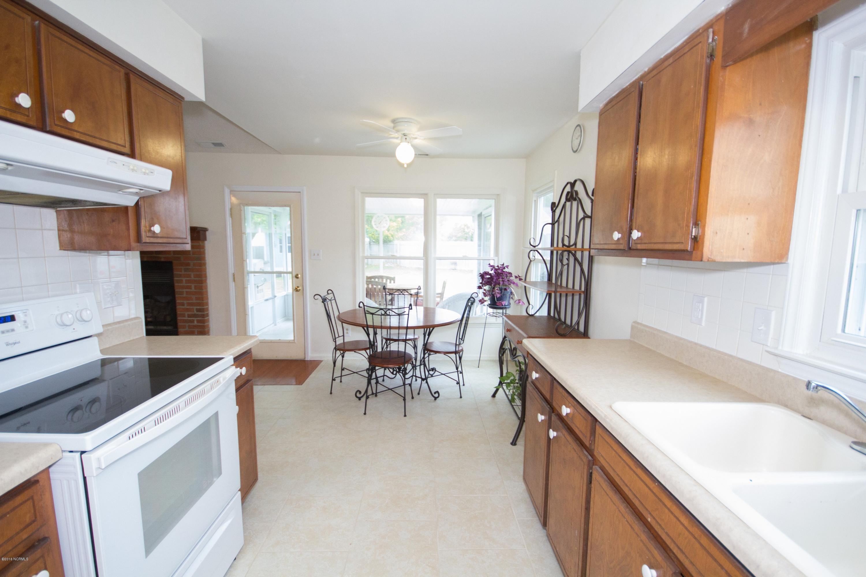 3012 Old Gate Road Morehead City, NC 28557 - Photo 19 of 25 Kitchen/Dining