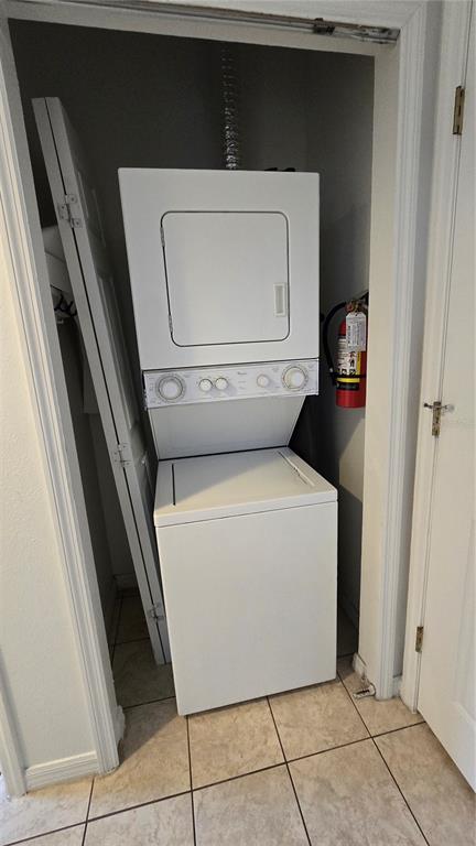 1013 Park Ridge Circle Kissimmee, FL 34746 - Photo 21 of 74 a utility room with washing machine