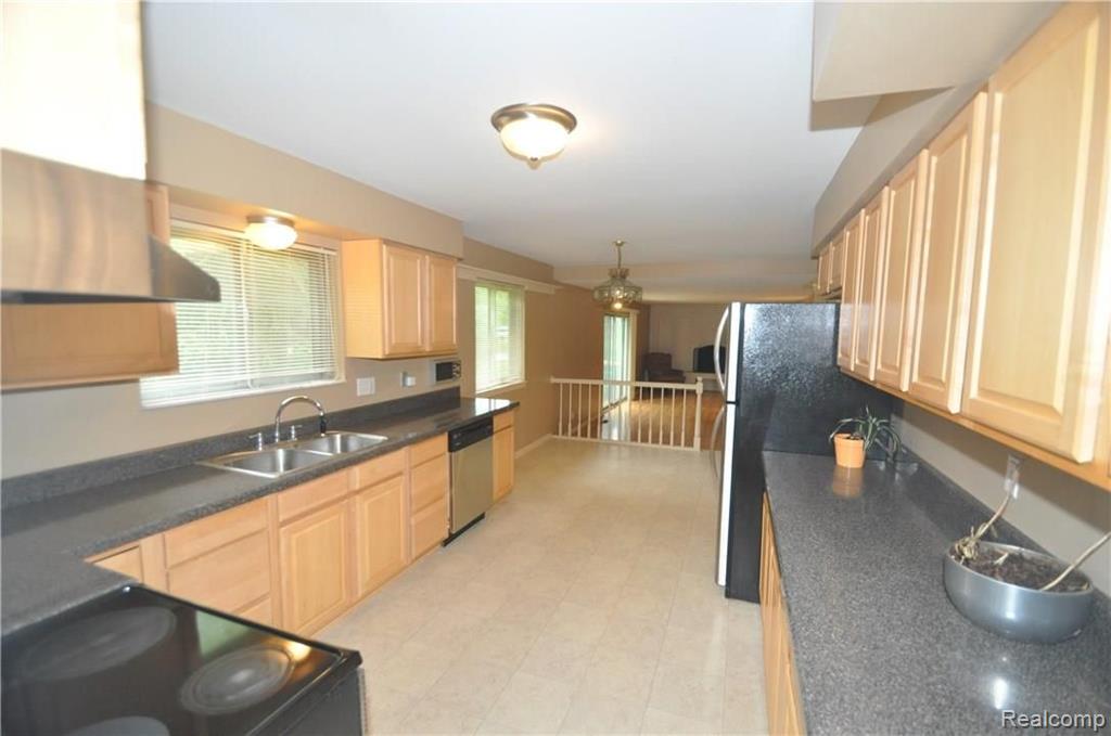 29511 Fox Grove Road Farmington Hills, MI 48334 - Photo 4 of 18