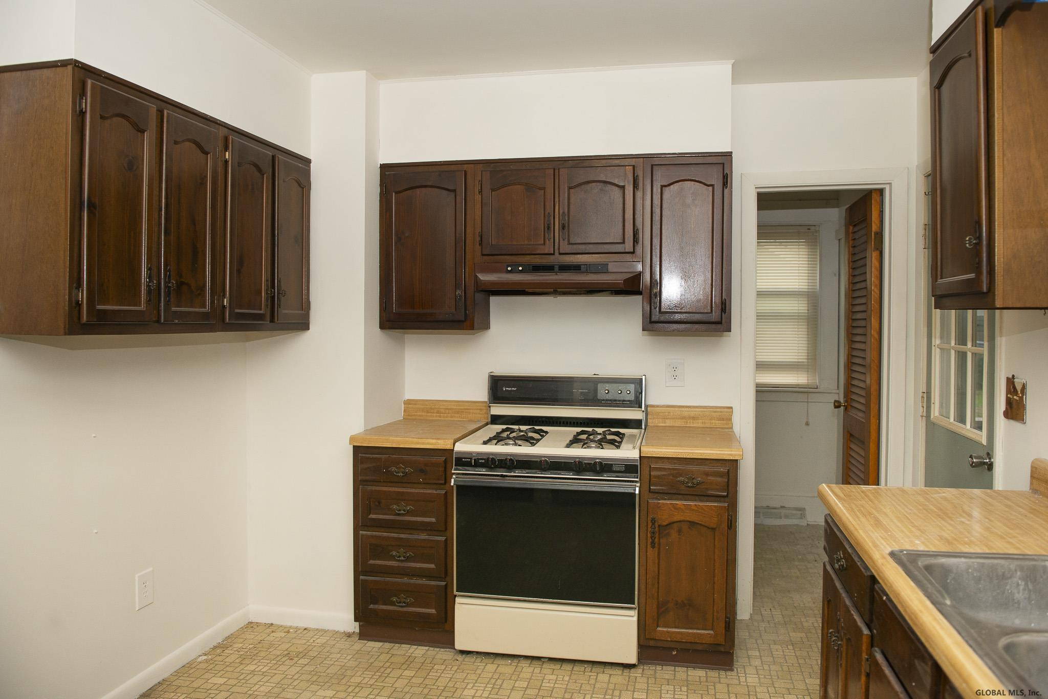 717 Curry Road Rotterdam, NY 12306 - Photo 4 of 23 Photo 4