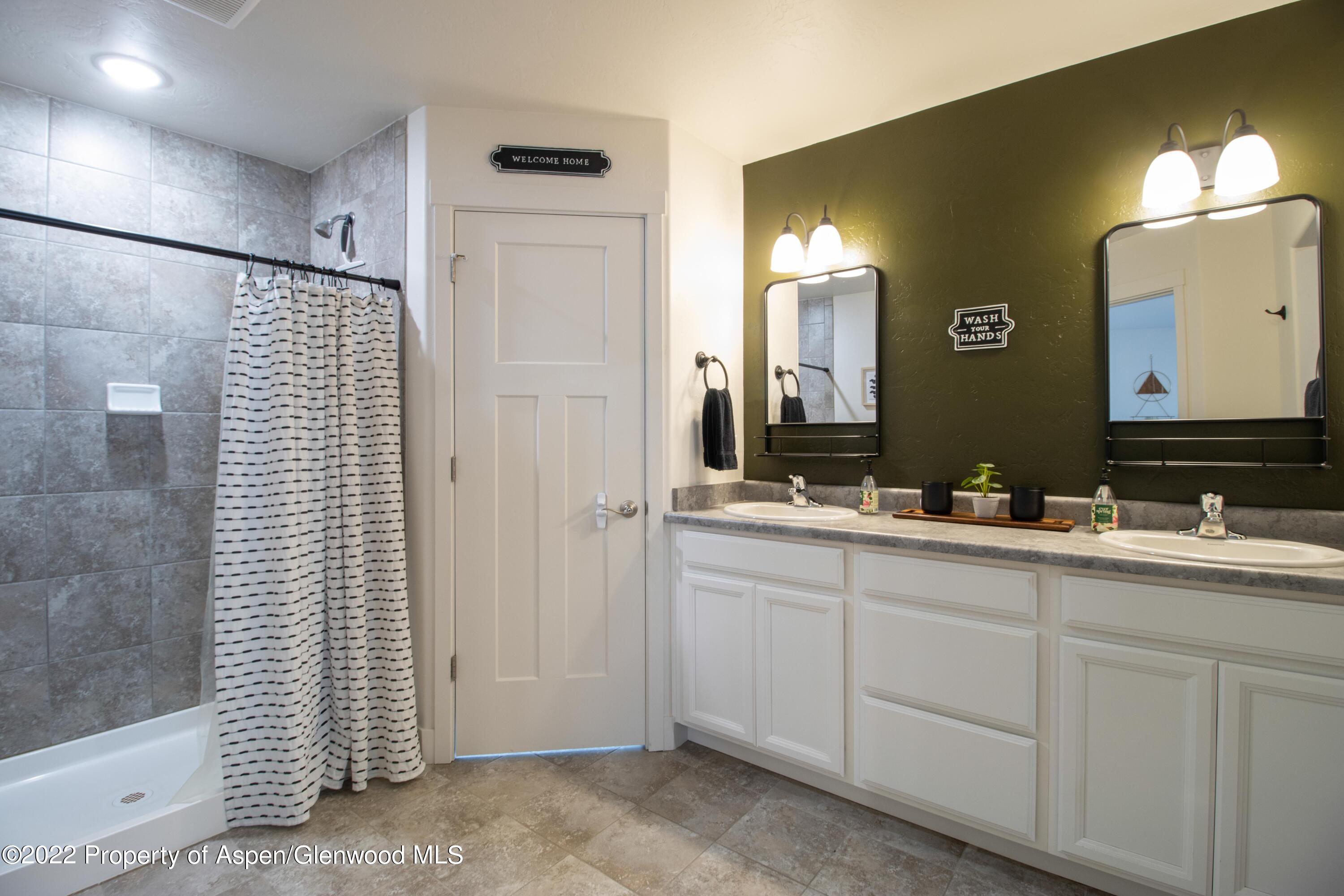 1675 East 17th Circle Rifle, CO 81650 - Photo 8 of 20 Primary Bathroom
