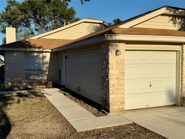 $1,350 | 1510 South Medina Street, Unit A, Lockhart, TX 78644