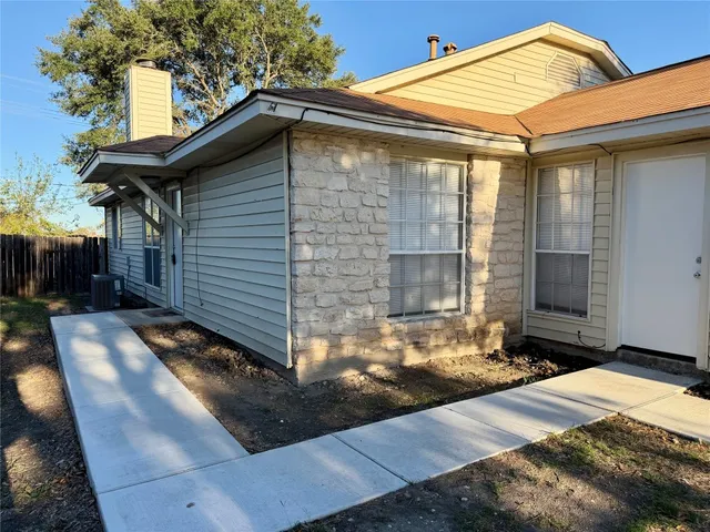 $1,350 | 1510 South Medina Street, Unit A, Lockhart, TX 78644