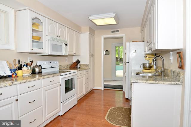 7200 Homestead Place Springfield, VA 22151 - Photo 16 of 25 Kitchen