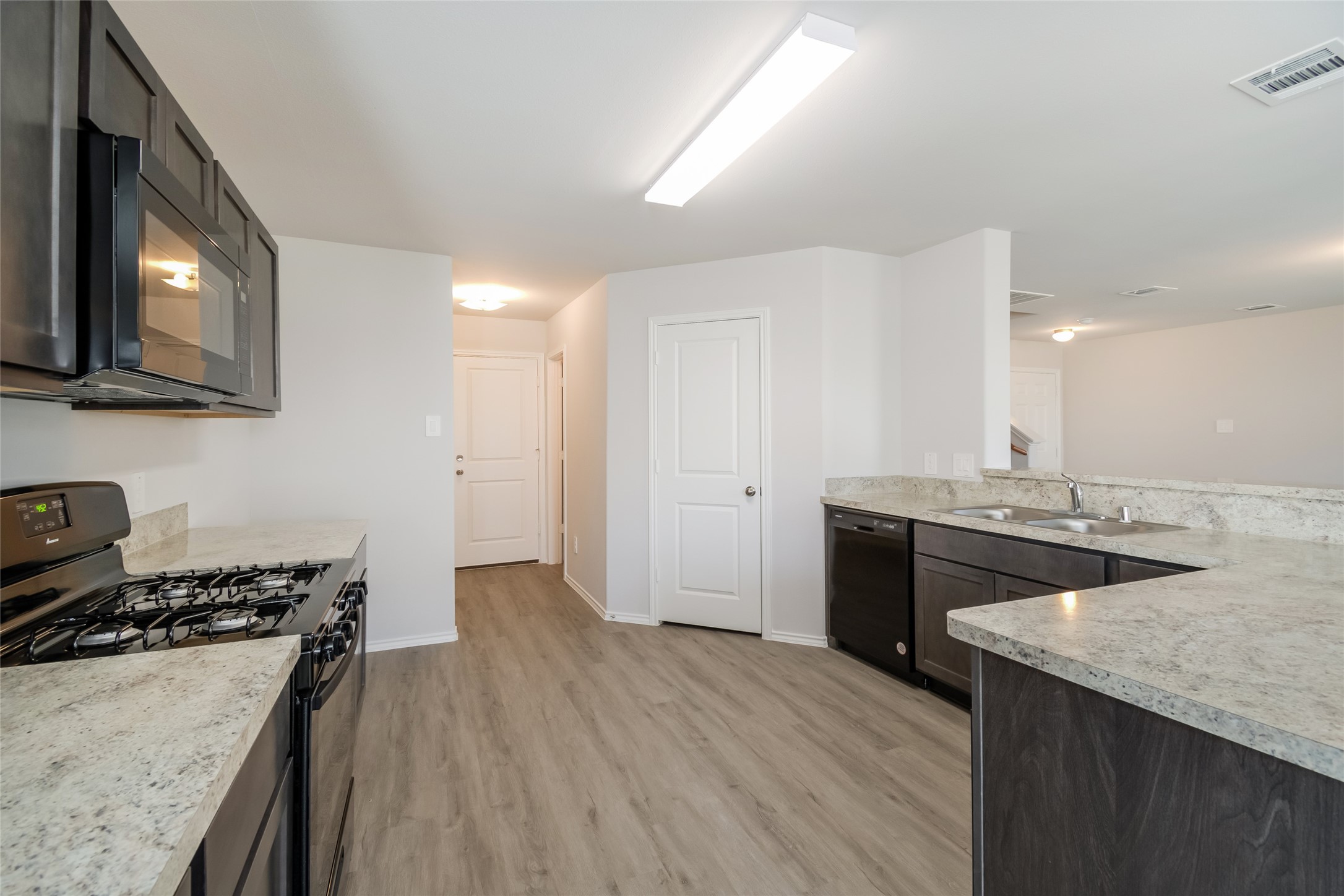 4930 Giant Sequoia Way Spring, TX 77373 - Photo 5 of 16 Photos may be representative of the floor plan and not the exact home. Finishes, layout, and features of the actual property for lease may vary.