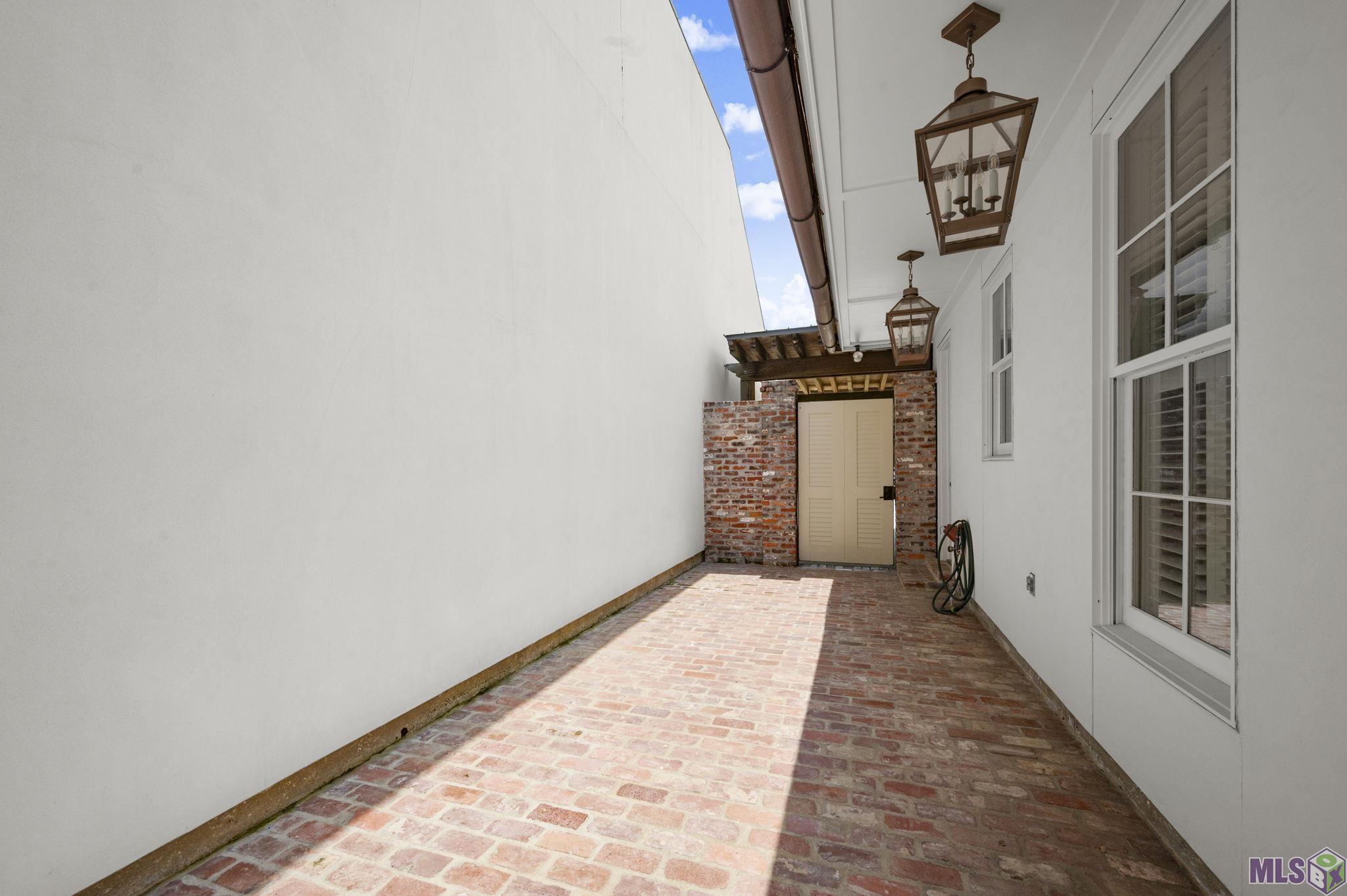 11534 Settlement Boulevard Baton Rouge, LA 70810 - Photo 15 of 19 Back Courtyard