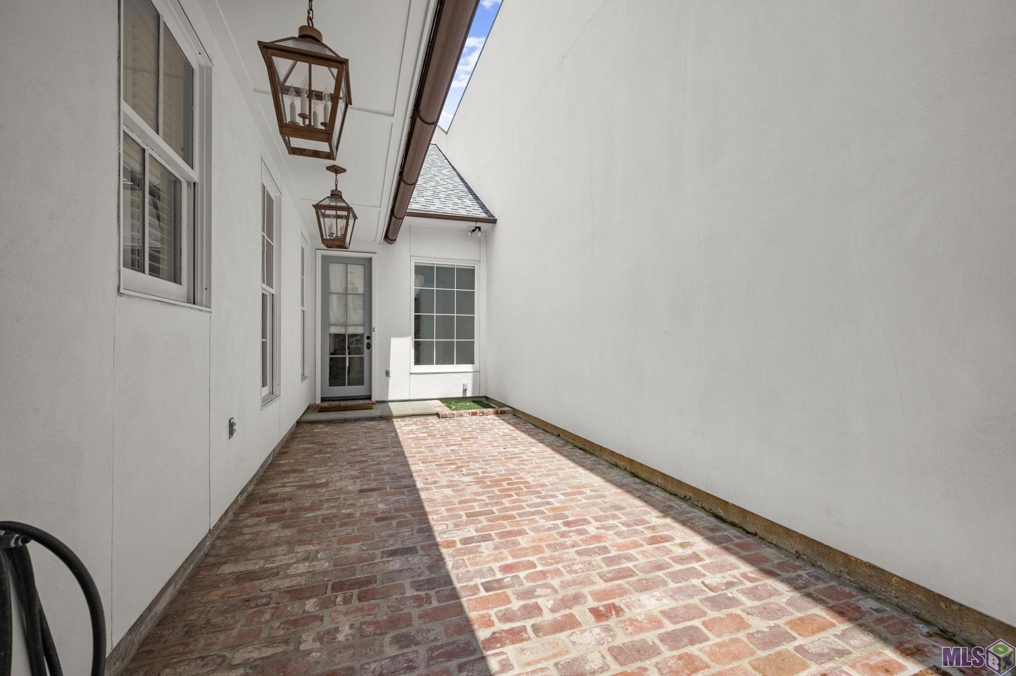 11534 Settlement Boulevard Baton Rouge, LA 70810 - Photo 16 of 19 Back Courtyard