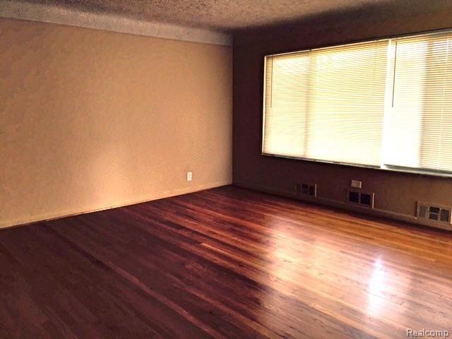 8650 Dale Center Line, MI 48015 - Photo 8 of 20 kcf.jpg