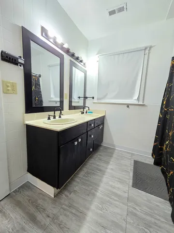 $2,200 | 481 Division Street, Elgin, IL 60120