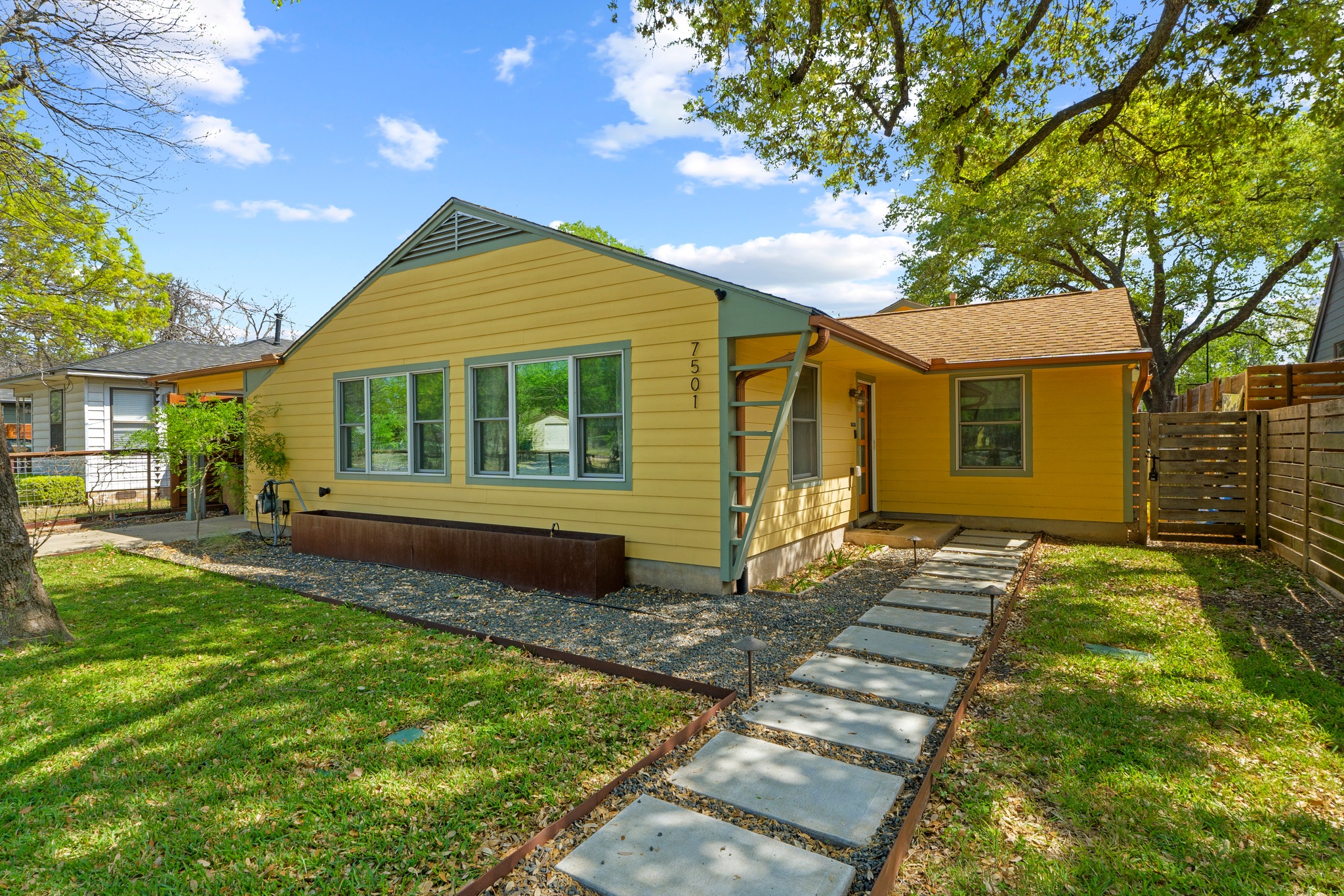 7501 Grover Avenue Austin, TX 78757 - Photo 6 of 39