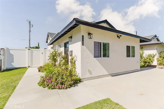 a view of backyard of the house
