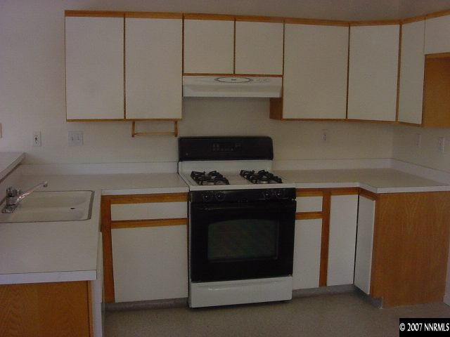 583 Citadel Road Reno, NV 89503 - Photo 4 of 7 a stove top oven sitting inside of a kitchen