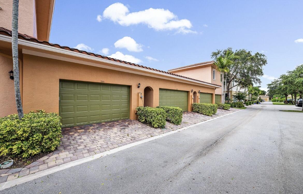 555 Dakota Drive Jupiter, FL 33458 - Photo 3 of 20 8AA986DE-8F80-4DDA-B0FC-2BC2AE90B450_1_2