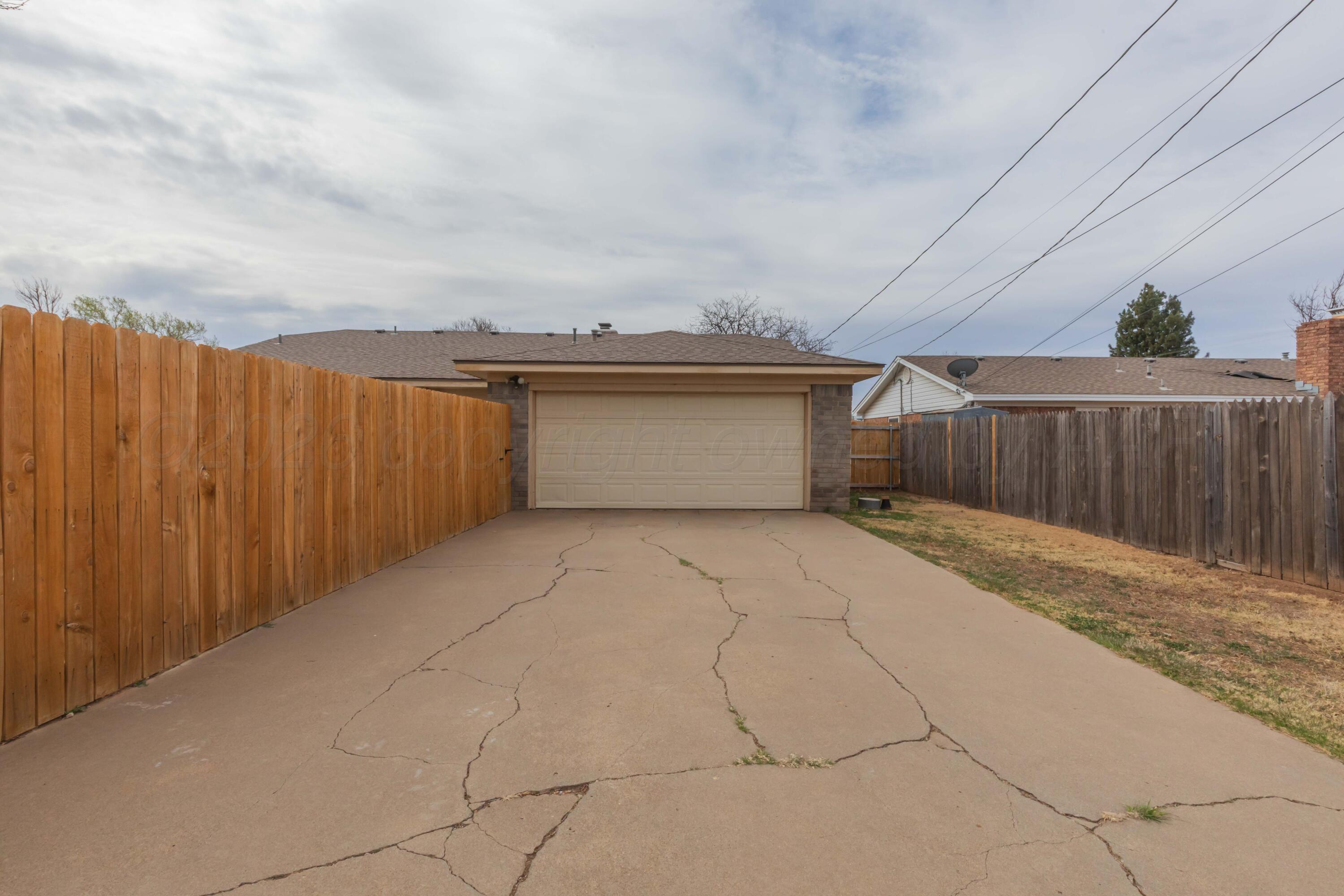 7308 Holyoke Trail Amarillo, TX 79121 - Photo 38 of 39 a view of a backyard
