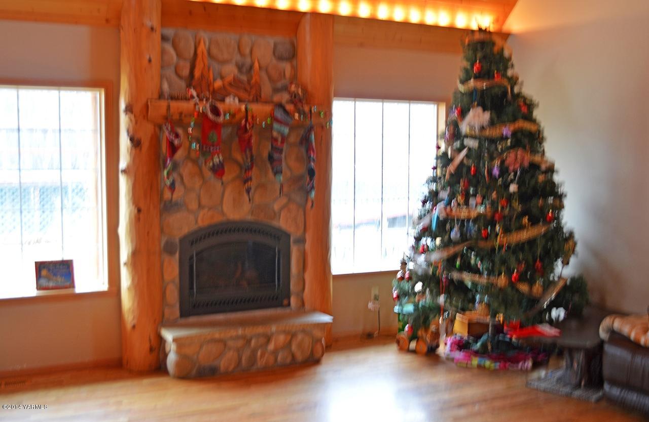 870 Lewis Road Naches, WA 98937 - Photo 12 of 24 a living room with a couch and a fireplace