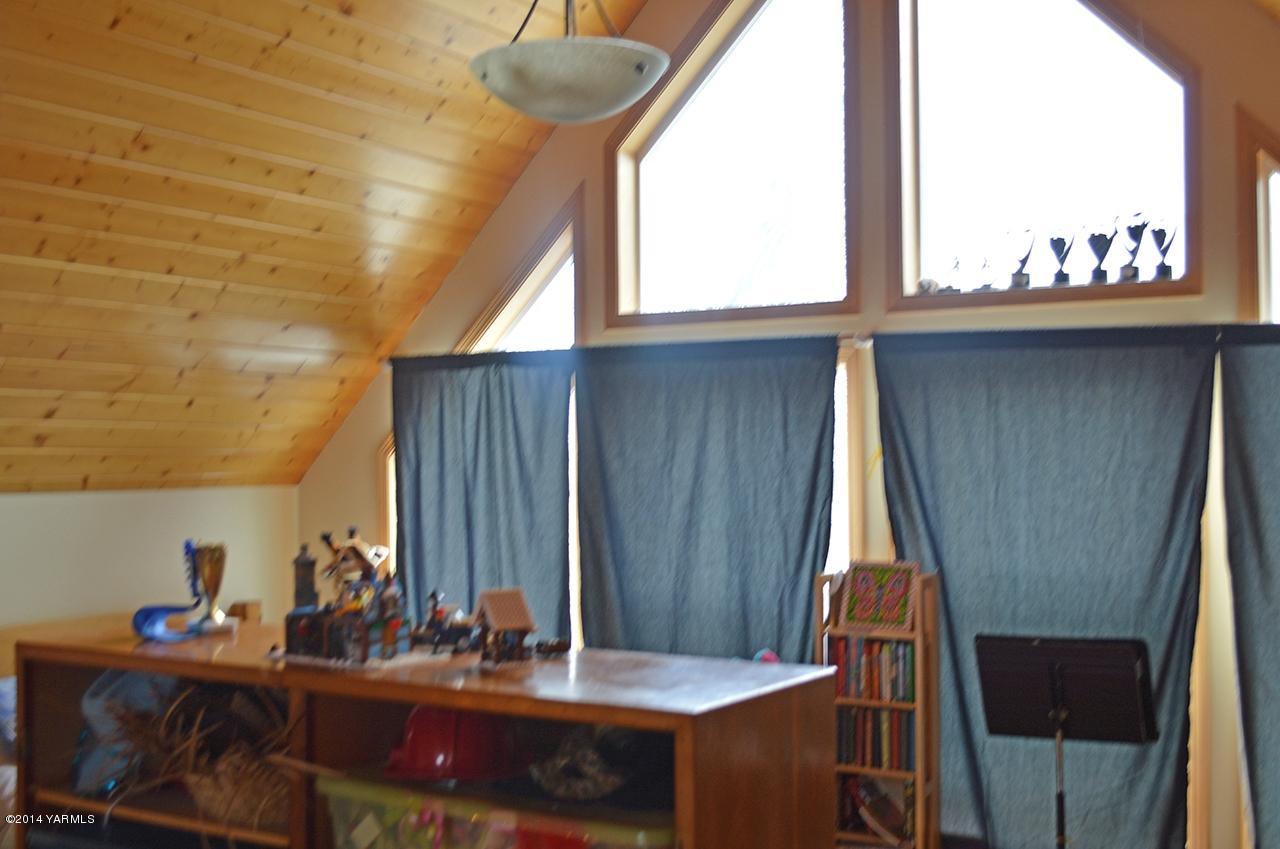 870 Lewis Road Naches, WA 98937 - Photo 16 of 24 a dining room with furniture and a window
