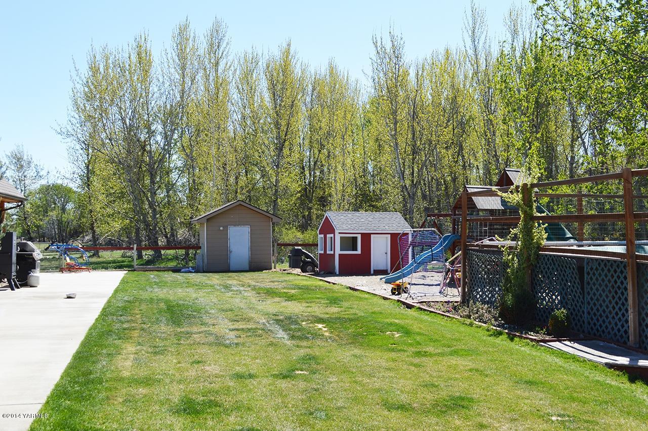870 Lewis Road Naches, WA 98937 - Photo 18 of 24 a view of a house with backyard and sitting area