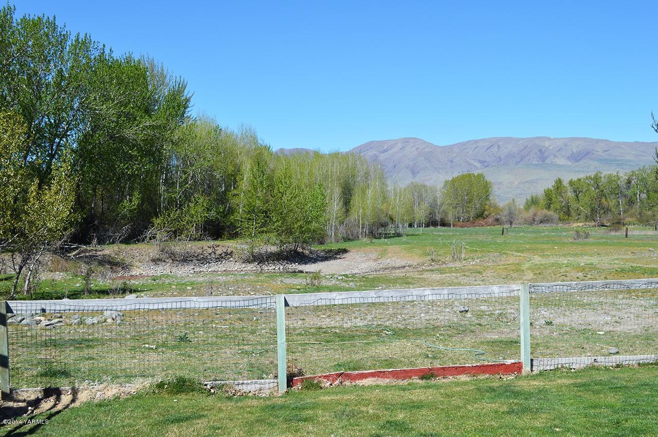 870 Lewis Road Naches, WA 98937 - Photo 22 of 24 a view of a garden with an outdoor space