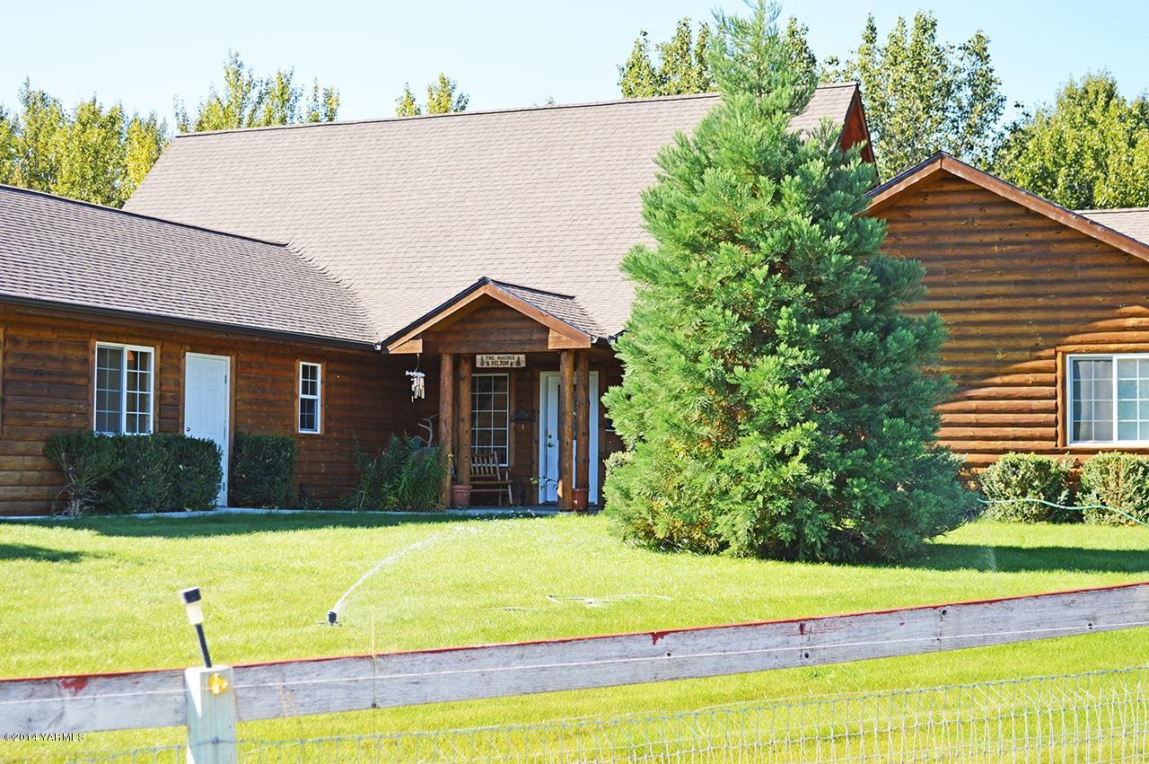 870 Lewis Road Naches, WA 98937 - Photo 24 of 24 a front view of a house with a yard