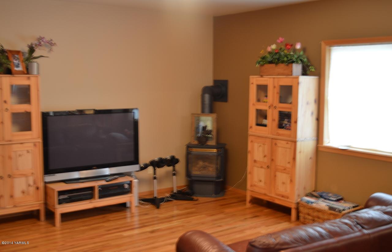 870 Lewis Road Naches, WA 98937 - Photo 6 of 24 a living room with furniture and a flat screen tv