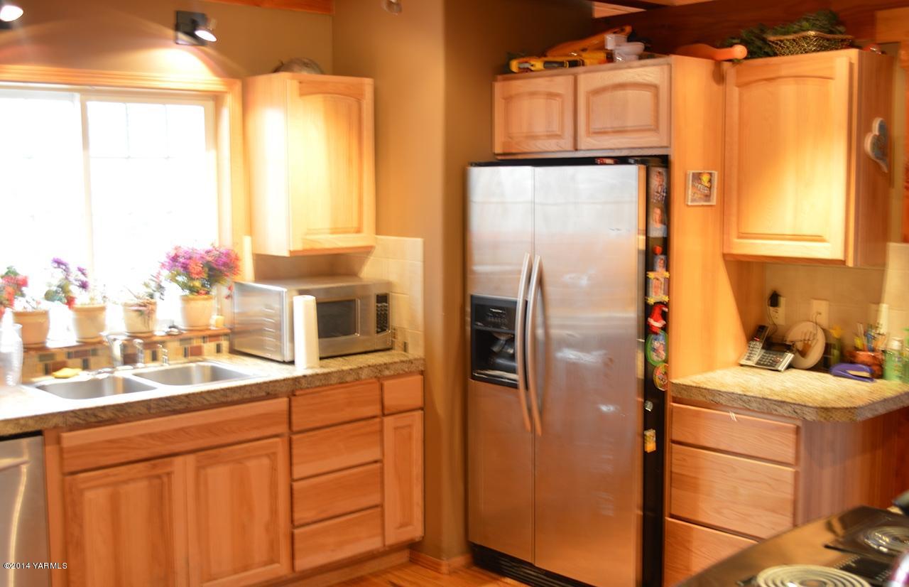 870 Lewis Road Naches, WA 98937 - Photo 9 of 24 a kitchen with a refrigerator and a sink