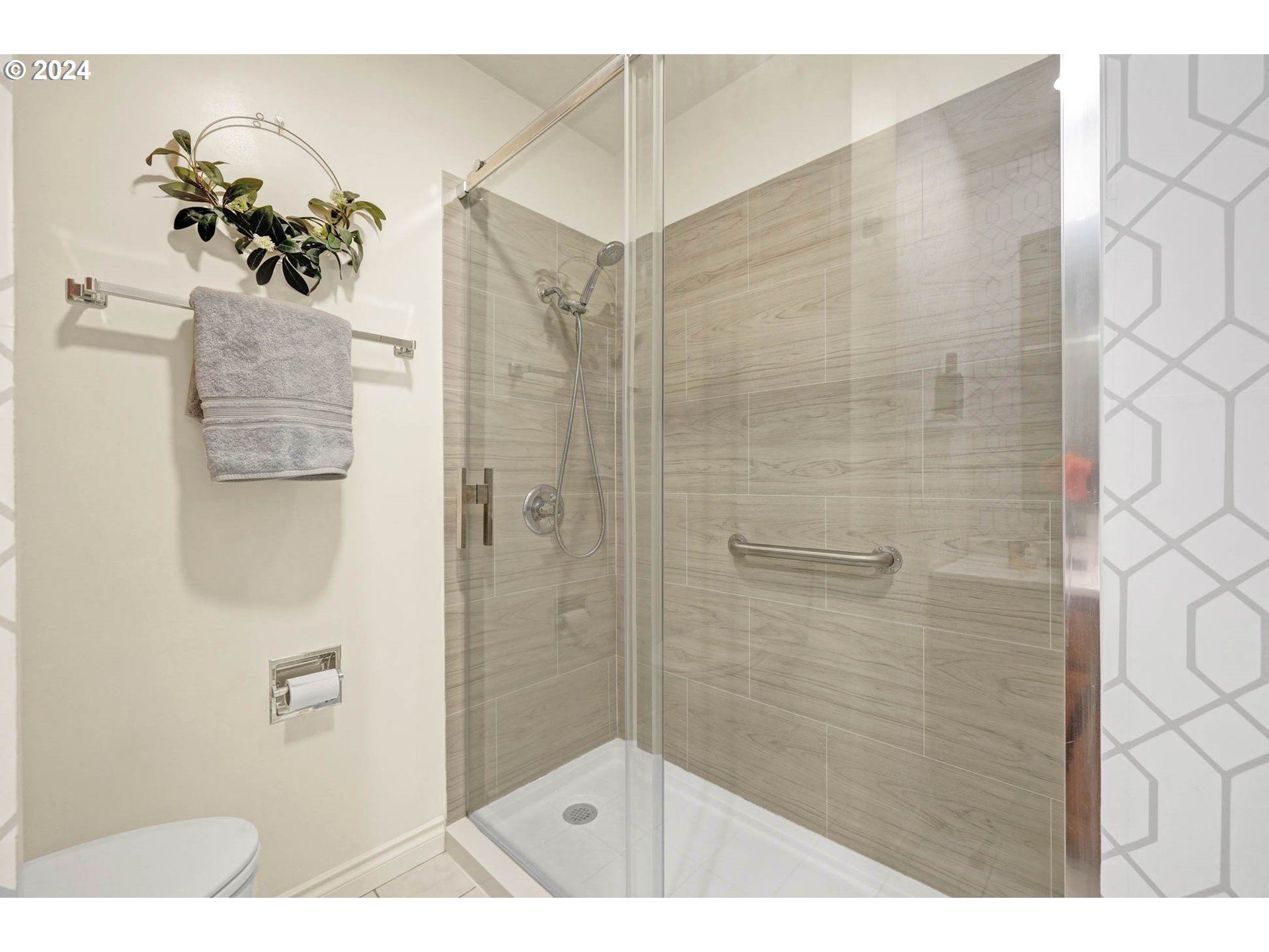 1625 Braeman Village Eugene, OR 97405 - Photo 26 of 41 a bathroom with a shower