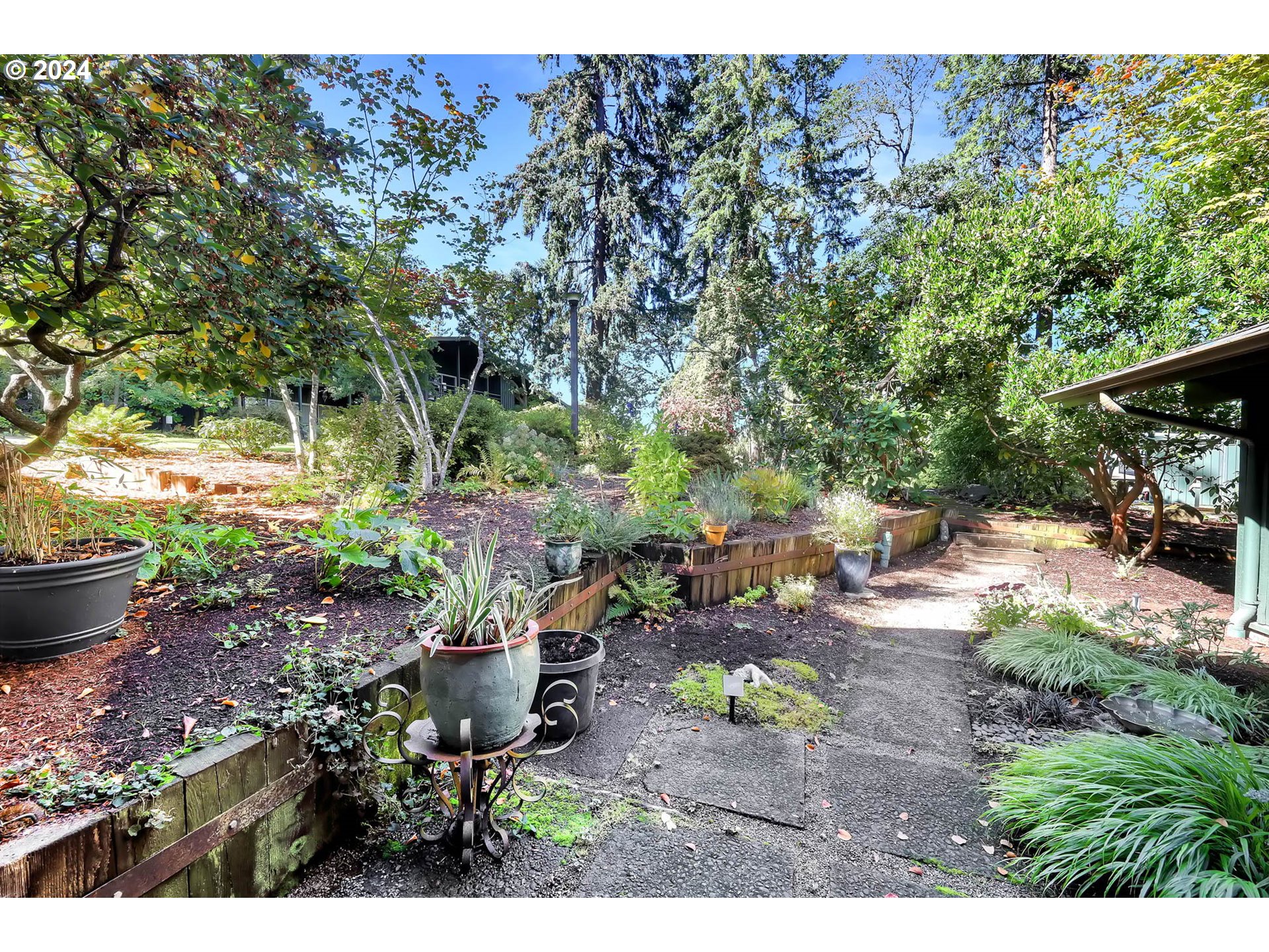 1625 Braeman Village Eugene, OR 97405 - Photo 36 of 41 a view of a backyard with sitting area