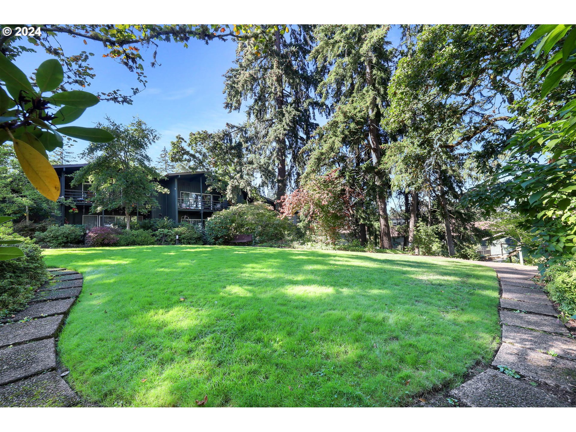 1625 Braeman Village Eugene, OR 97405 - Photo 38 of 41 a view of a garden