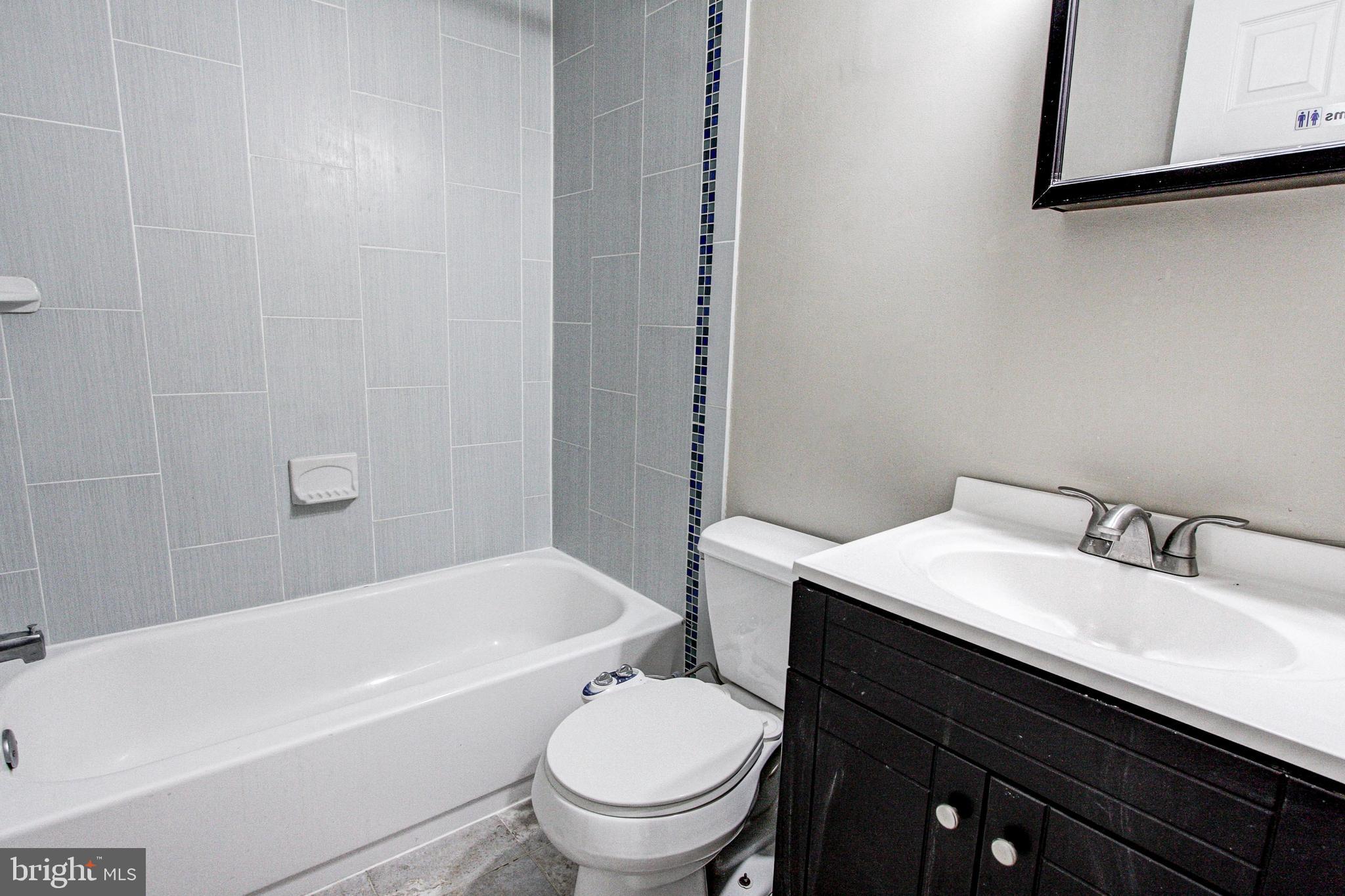1575 West Street Road, Unit 832 Warminster, PA 18974 - Photo 11 of 18 Hall bath w/tub