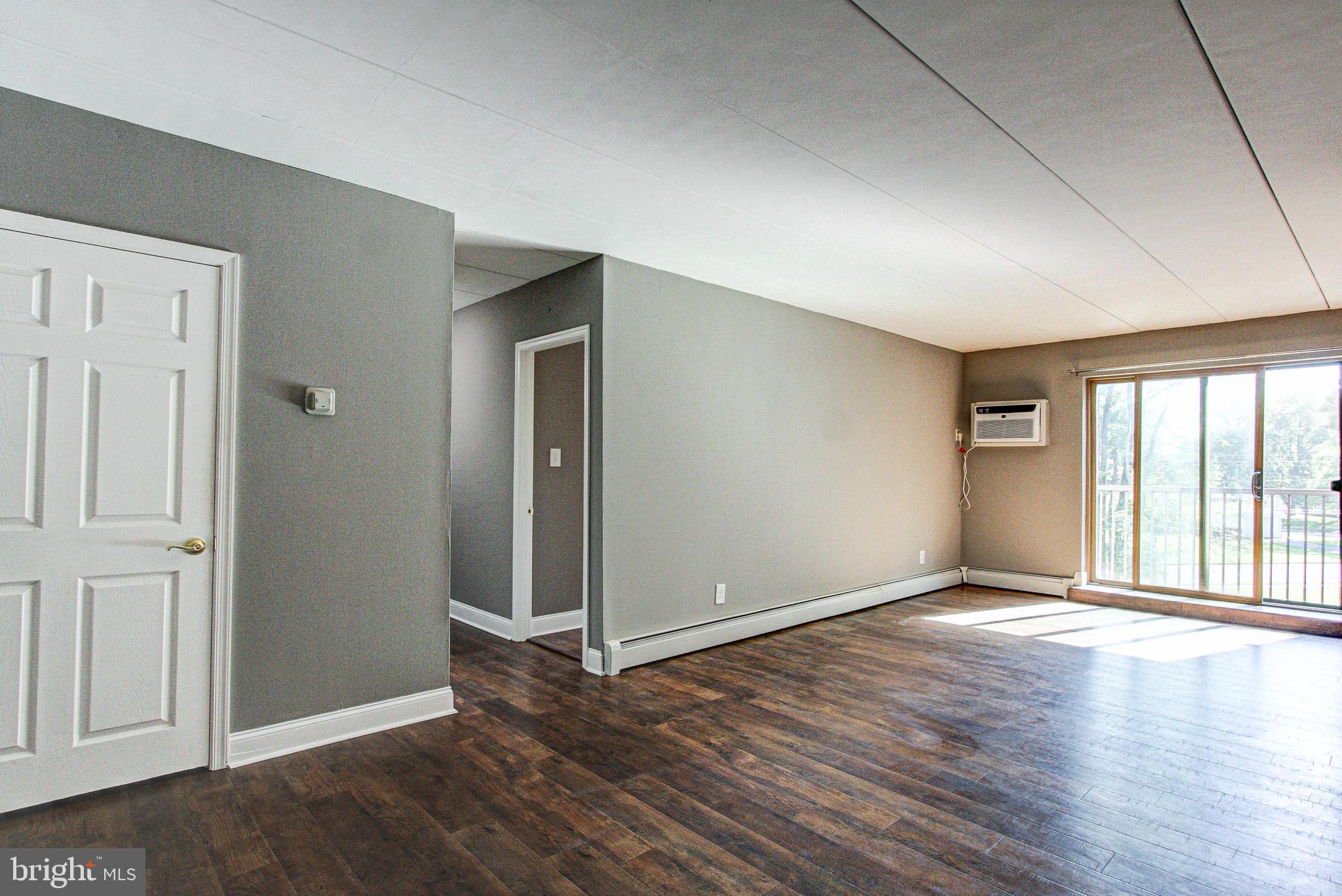 1575 West Street Road, Unit 832 Warminster, PA 18974 - Photo 6 of 18 Huge family room with slider