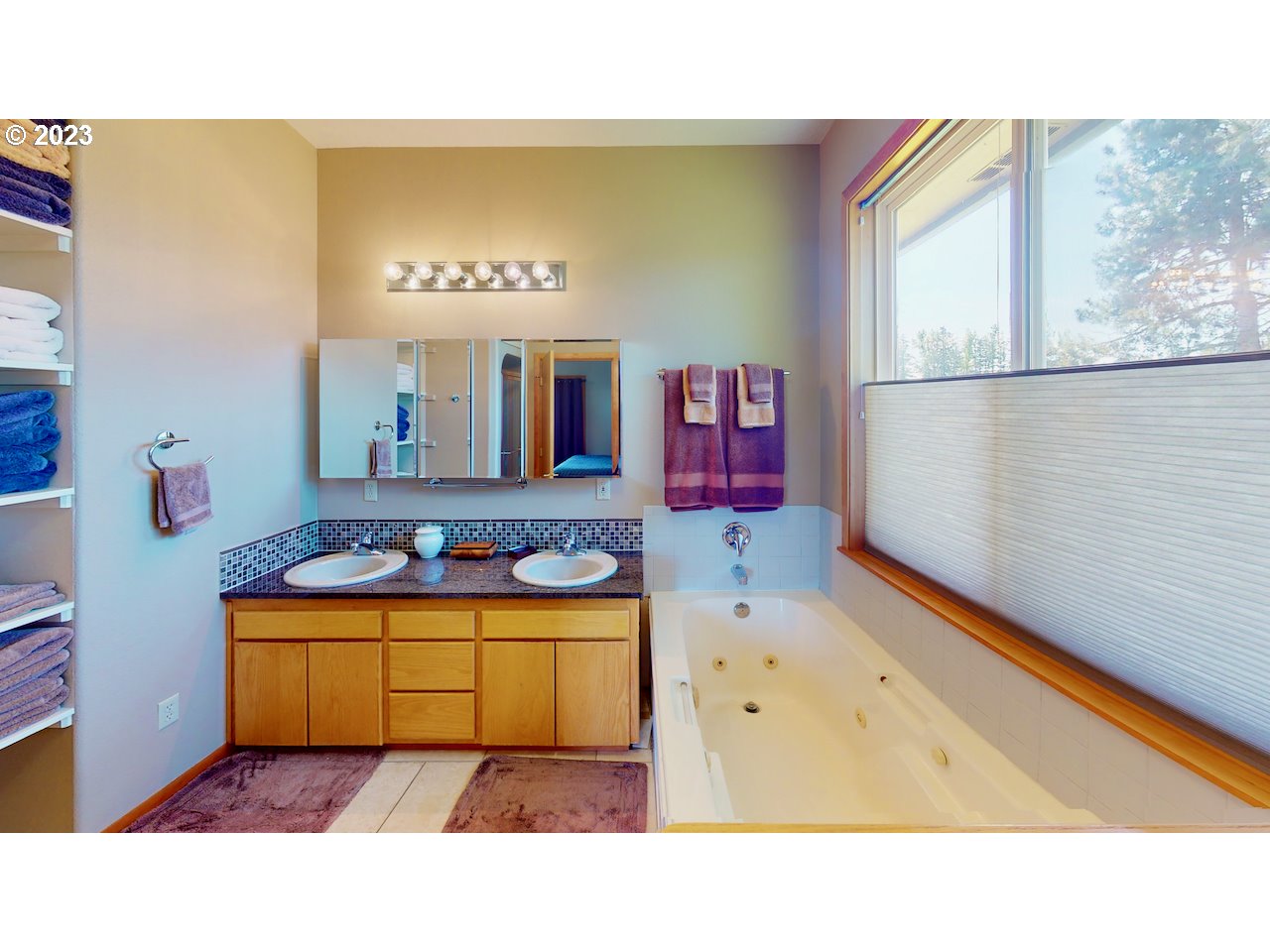 31765 South Kyllo Road Molalla, OR 97038 - Photo 20 of 42 a bathroom with a sink mirror and a bathtub