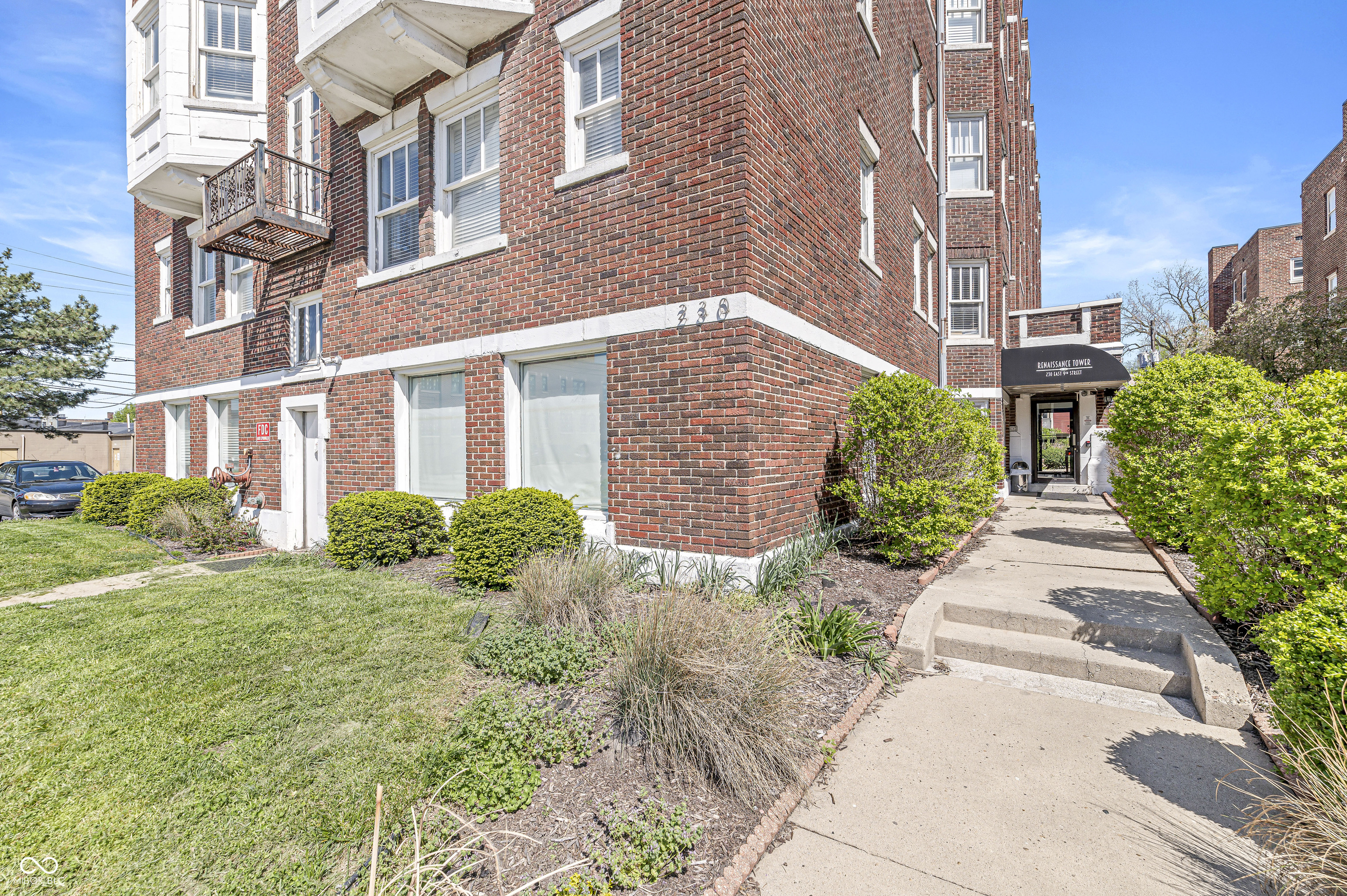 230 9th Street, Unit 302 Indianapolis, IN 46204 - Photo 1 of 15