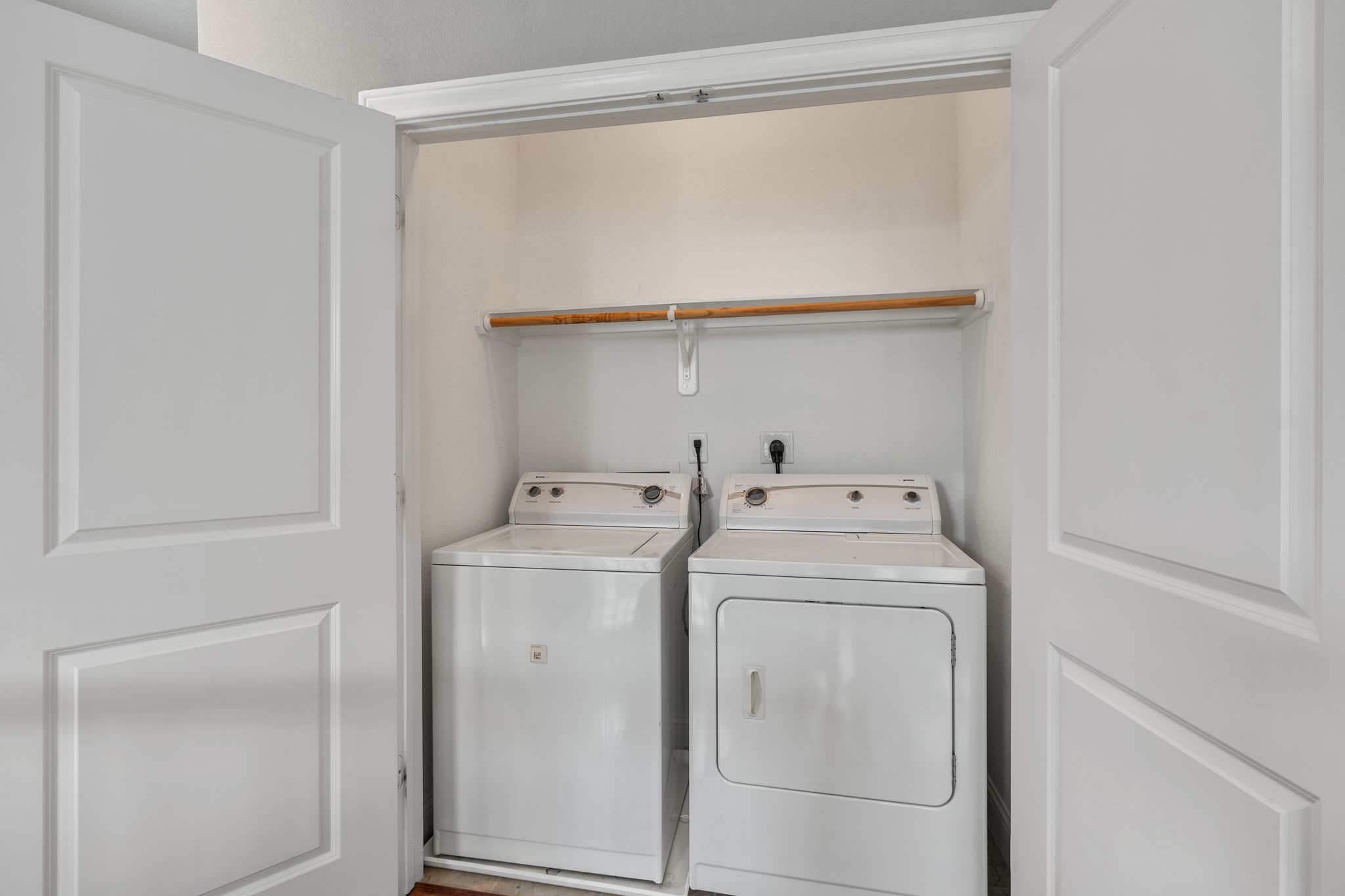 2316 Beall Street Houston, TX 77008 - Photo 21 of 30 Washer and dryer located right off the primary suite for convenience.