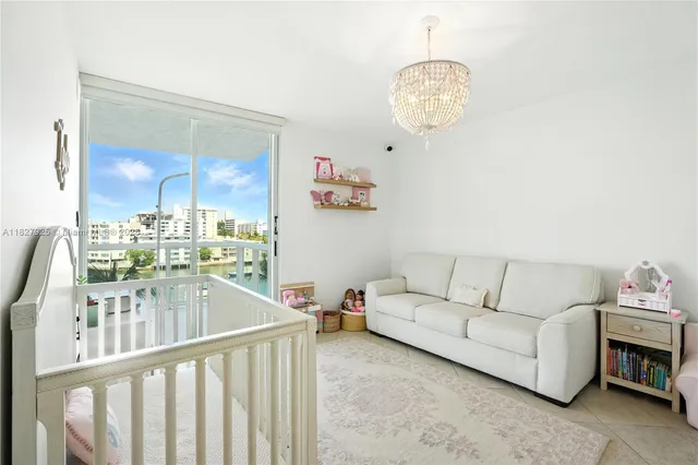 $1,800,000 | 10 Venetian Way, Unit 604, Miami Beach, FL 33139