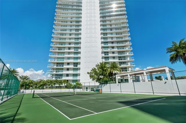 $1,800,000 | 10 Venetian Way, Unit 604, Miami Beach, FL 33139