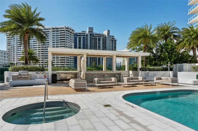 $1,800,000 | 10 Venetian Way, Unit 604, Miami Beach, FL 33139