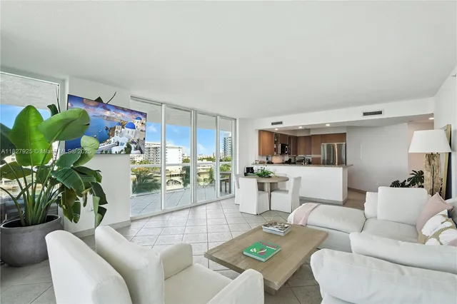 $1,800,000 | 10 Venetian Way, Unit 604, Miami Beach, FL 33139