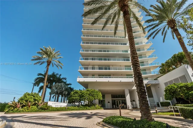 $1,800,000 | 10 Venetian Way, Unit 604, Miami Beach, FL 33139