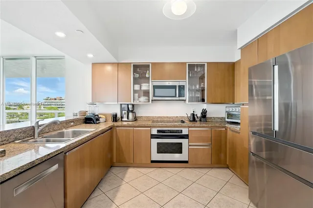 $1,800,000 | 10 Venetian Way, Unit 604, Miami Beach, FL 33139