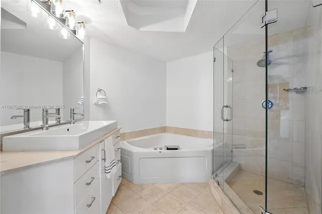 $1,800,000 | 10 Venetian Way, Unit 604, Miami Beach, FL 33139