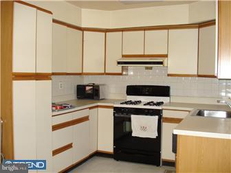 605 Avon Street Philadelphia, PA 19116 - Photo 4 of 9 Kitchen