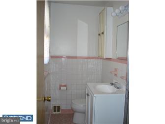 605 Avon Street Philadelphia, PA 19116 - Photo 6 of 9 Bathroom
