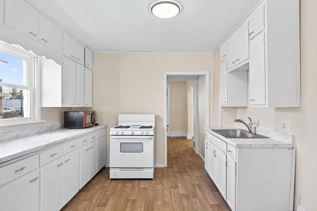 $215,000 | 813 Jessamine Avenue East, St. Paul, MN 55106