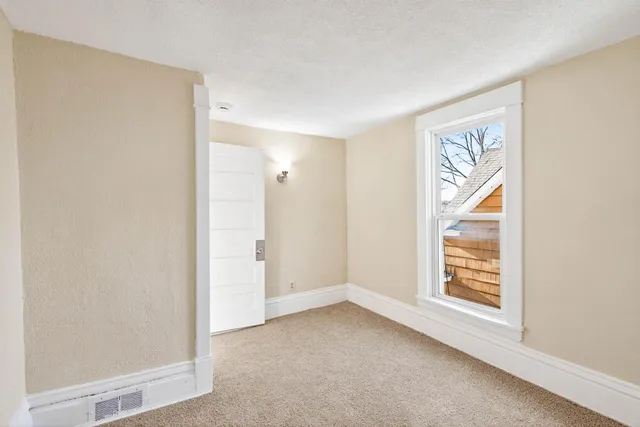 $215,000 | 813 Jessamine Avenue East, St. Paul, MN 55106