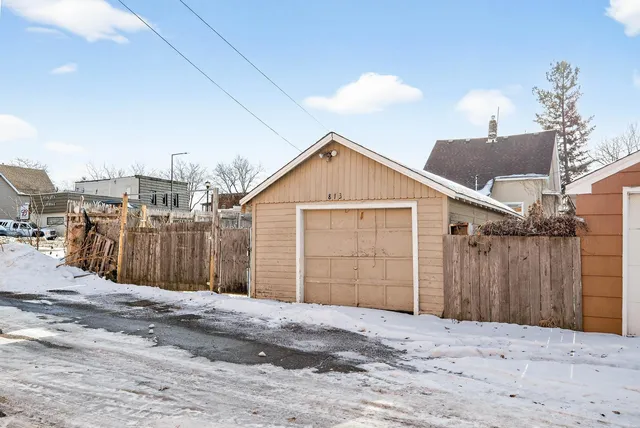 $215,000 | 813 Jessamine Avenue East, St. Paul, MN 55106
