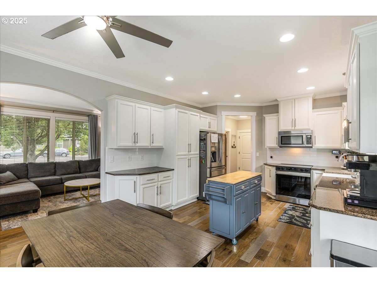 424 North 43rd Court Ridgefield, WA 98642 - Photo 10 of 30 a living room with stainless steel appliances kitchen island granite countertop furniture and a kitchen view