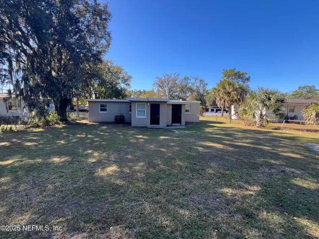 a view of a house with a yard