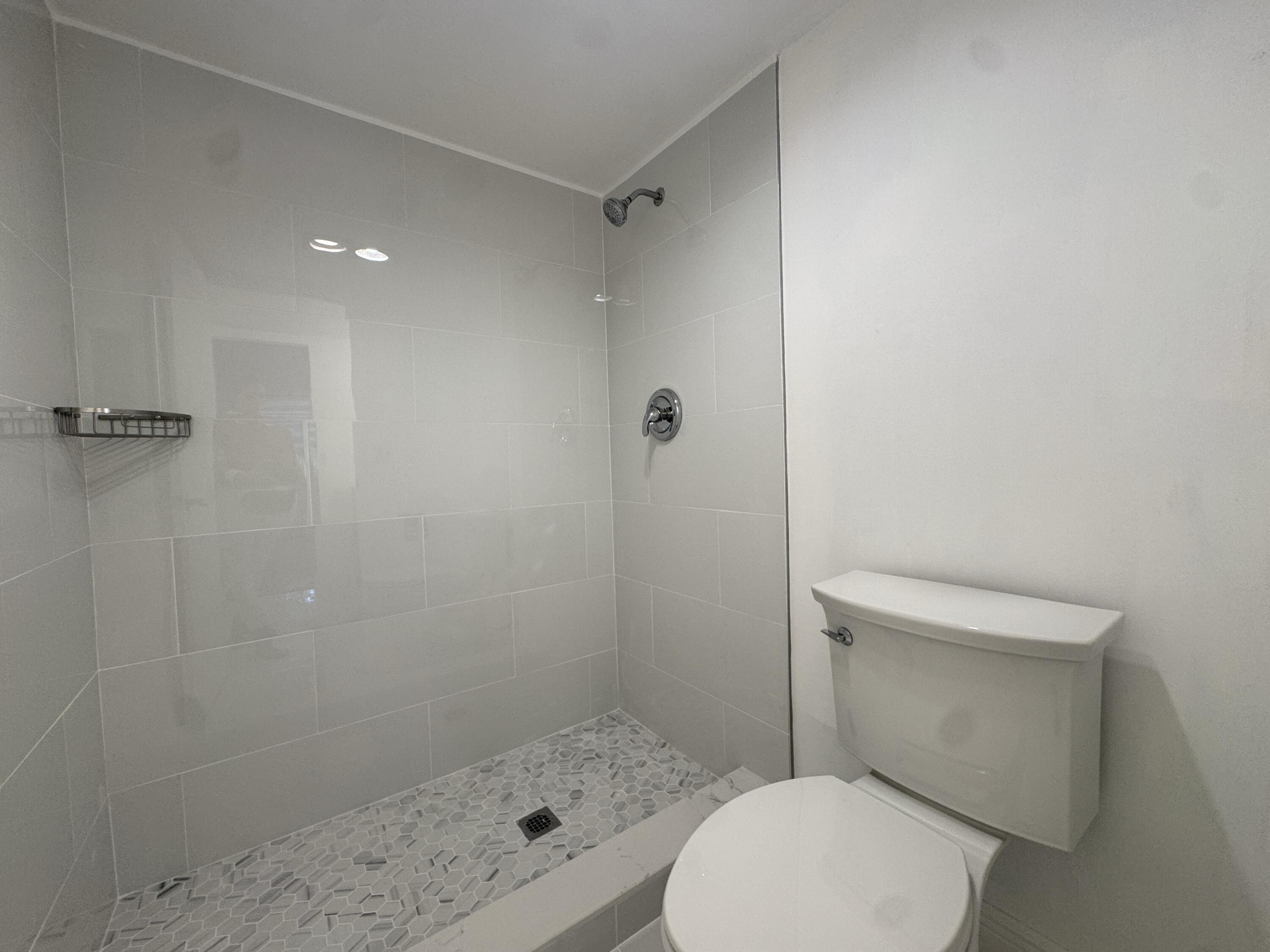 2018 Southwest 29th Court, Unit 6B2 Delray Beach, FL 33445 - Photo 22 of 28 Primary Bathroom