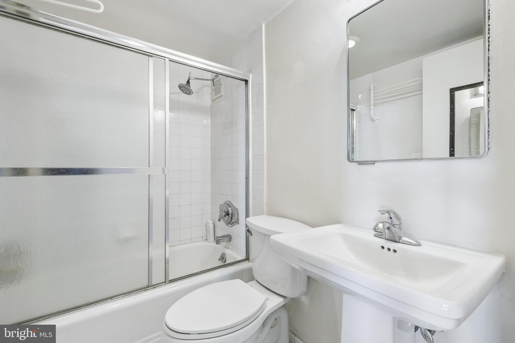 210 Locust Street, Unit 4EW Philadelphia, PA 19106 - Photo 3 of 9