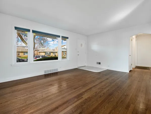 $3,000 | 8727 Hamlin Avenue, Skokie, IL 60076